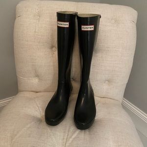 HUNTER wedge style rain boots. Size 7